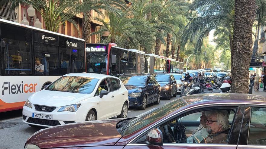 El centro de Alicante, colapsado por la huelga de profesores