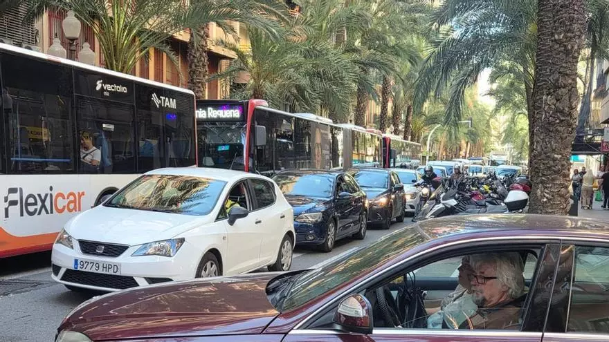 El centro de Alicante, colapsado por la huelga de profesores