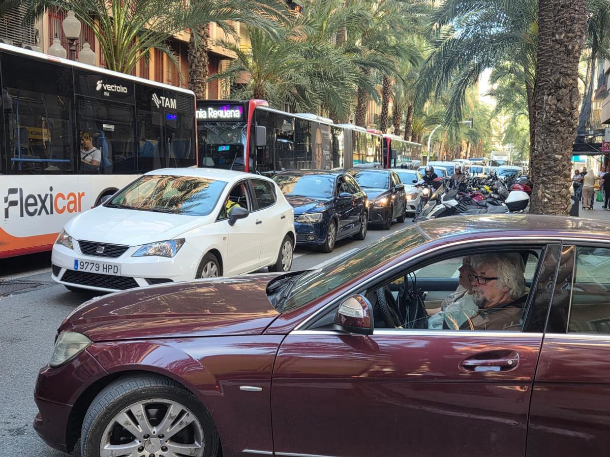 Colapso del tráfico en Alicante por la huelga de profesores