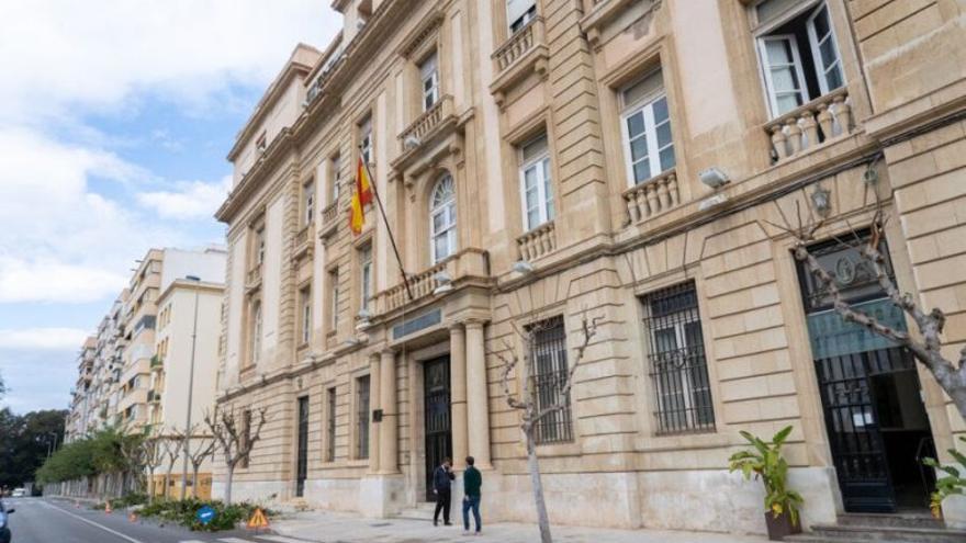 Fachada del Edificio de Servicios Generales de la Armada en la Muralla del Mar.