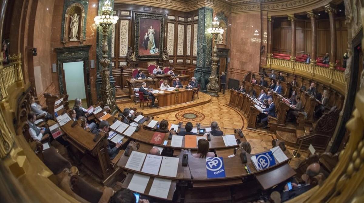 El salón de plenos del Ayuntamiento de Barcelona en un hemiciclo.