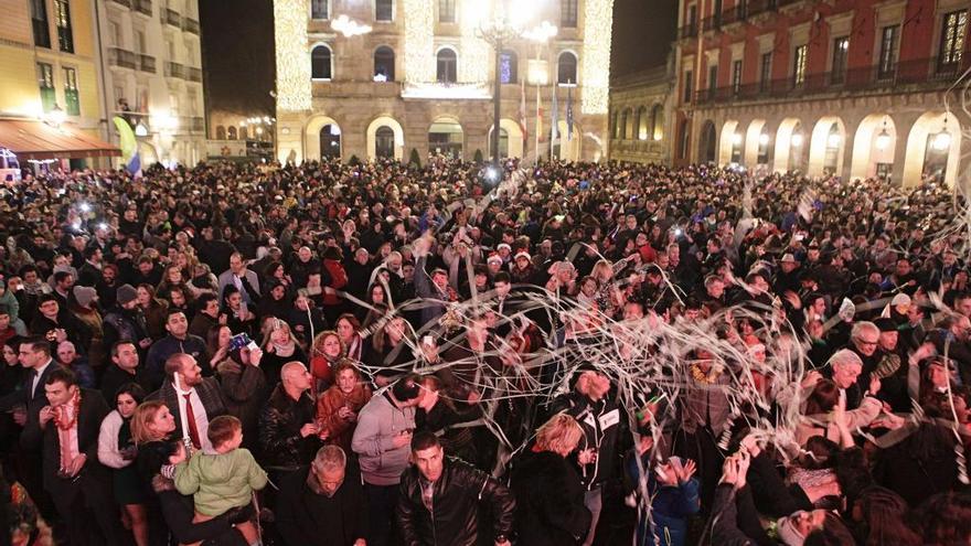 La fiesta de Nochevieja deja casi un centenar de toneladas de residuos en la plaza Mayor