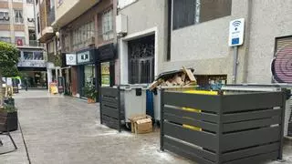 El Ayuntamiento de Elche se abre a cambiar de sitio los contenedores del centro donde hay quejas