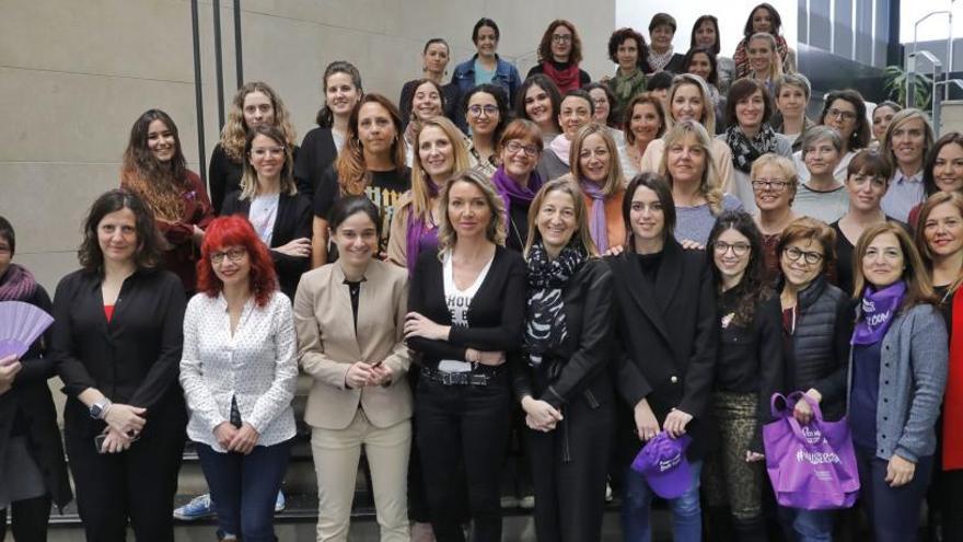 Mujeres trabajadoras de Editorial Prensa Valenciana, ayer, en el hall del periódico Levante-EMV.