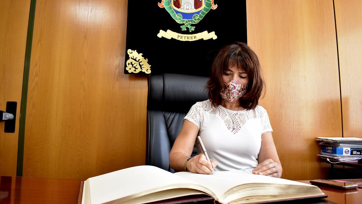 Margarita Escarpa firmando en el Libro de Honor del Ayuntamiento de Petrer.