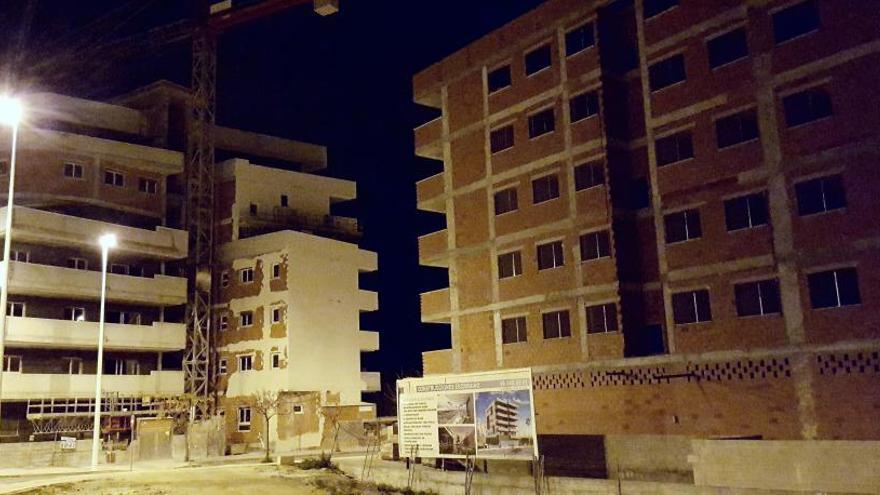 Los bomberos rescatan a dos adolescentes que se habían colado en un edificio en obras