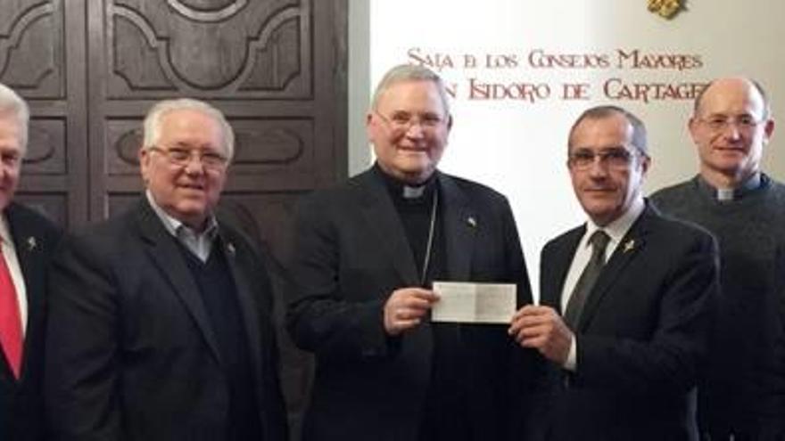 Miembros de la junta de gobierno del Perdón hacen entrega al obispo, José Manuel Lorca Planes, del cheque con lo recaudado.