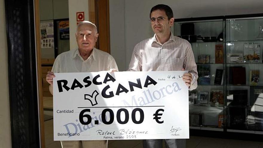 El ganador junto a Toni Calafell, director comercial.