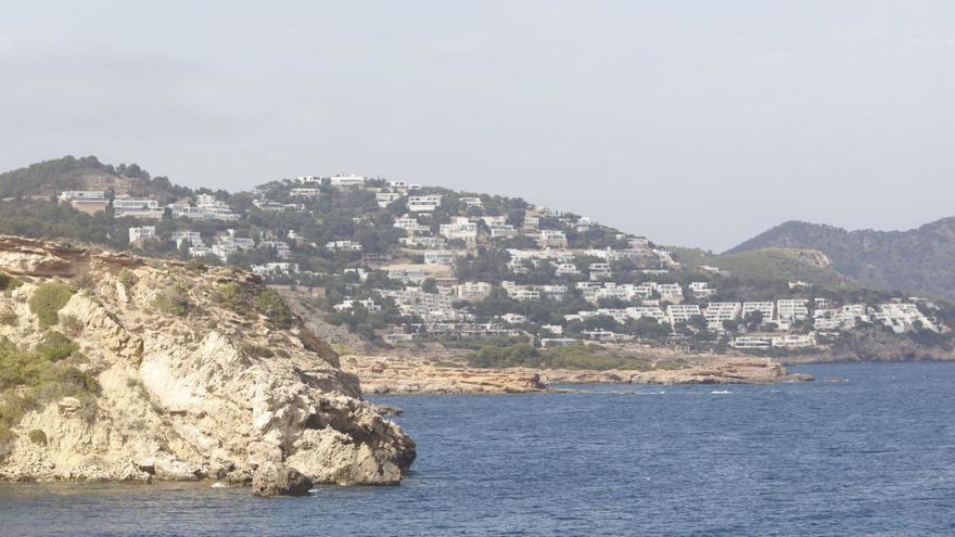 Vista de una parte de la urbanización de Roca Llisa, en la zona de la costa de Santa Eulària. | J. A. RIERA