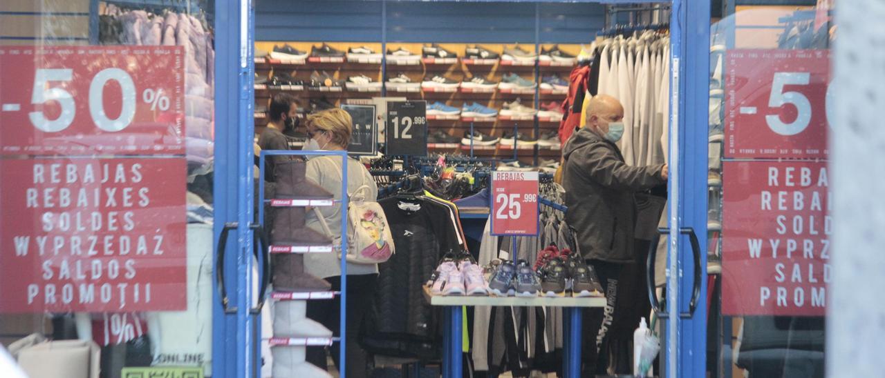 Jornada de rebajas en un establecimiento comercial de Cangas, ayer por la tarde