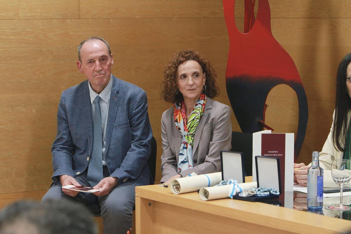 Fernando Serrulla y Carmen Eiró, durante el acto de ingreso a la Academia.
