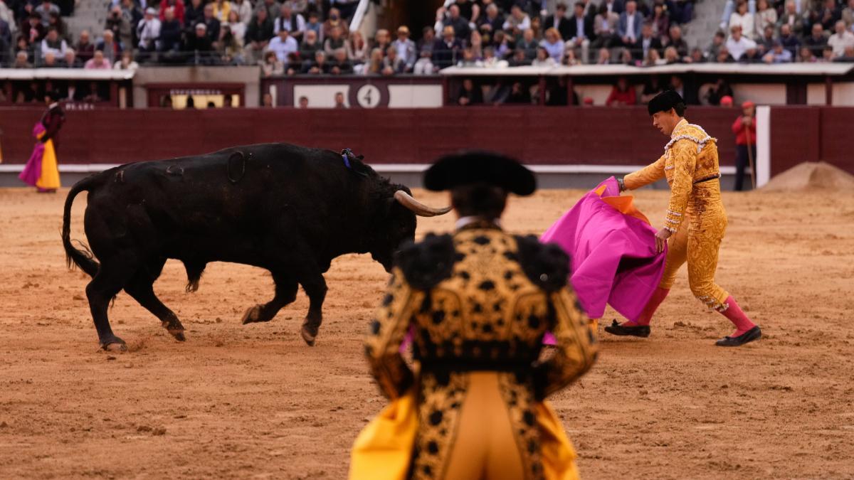 El diestro Alejandro Chicharro lidia un toro durante la corrida de toros de la Feria de San Isidro, la Plaza de Las Ventas de Madrid. Toros de José Enrique Fraile de Valdefresno.
