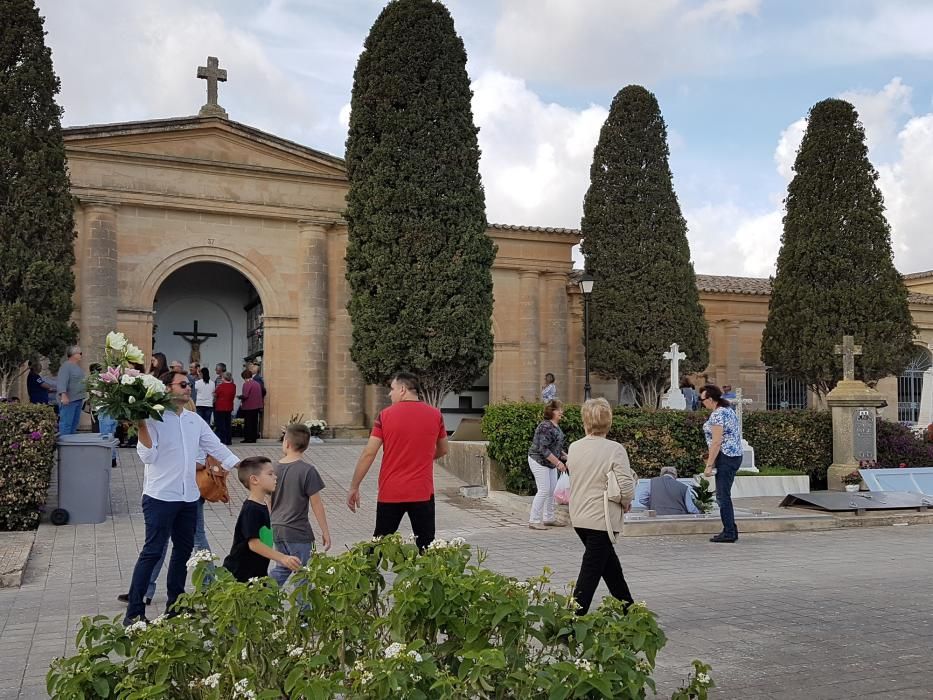 Visitas en el cementerio de Manacor.