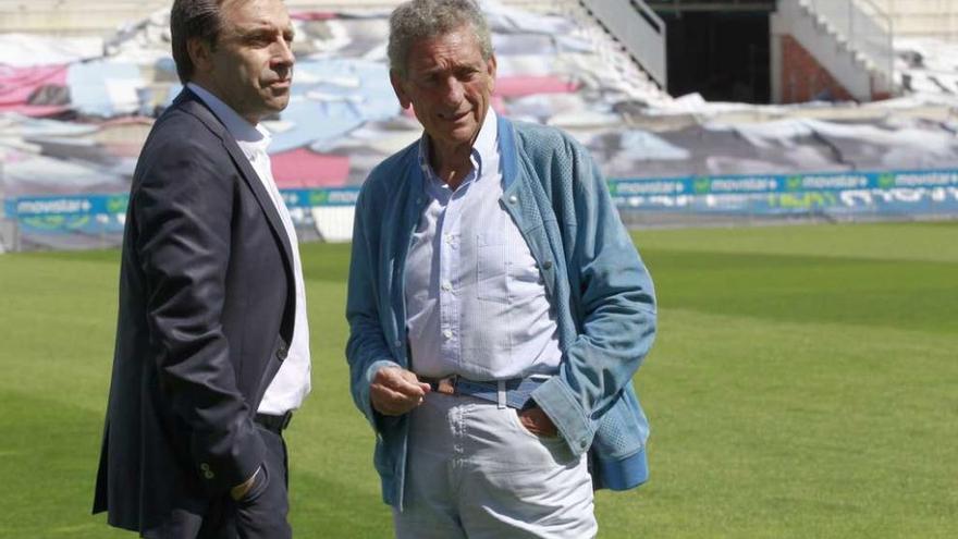 El director deportivo, Felipe Miñambres, departe con el presidente Carlos Mouriño sobre el césped del estadio de Balaídos durante la presentación como celeste de José Naranjo. // José Lores