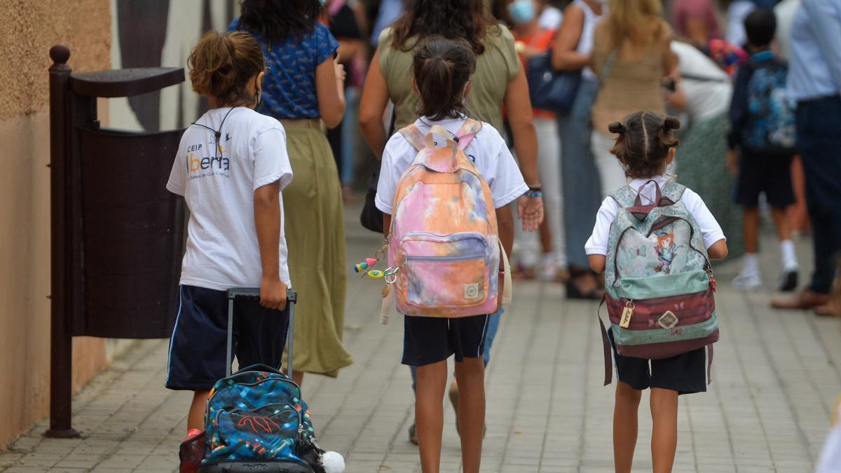 Escolares a la salida del colegio.