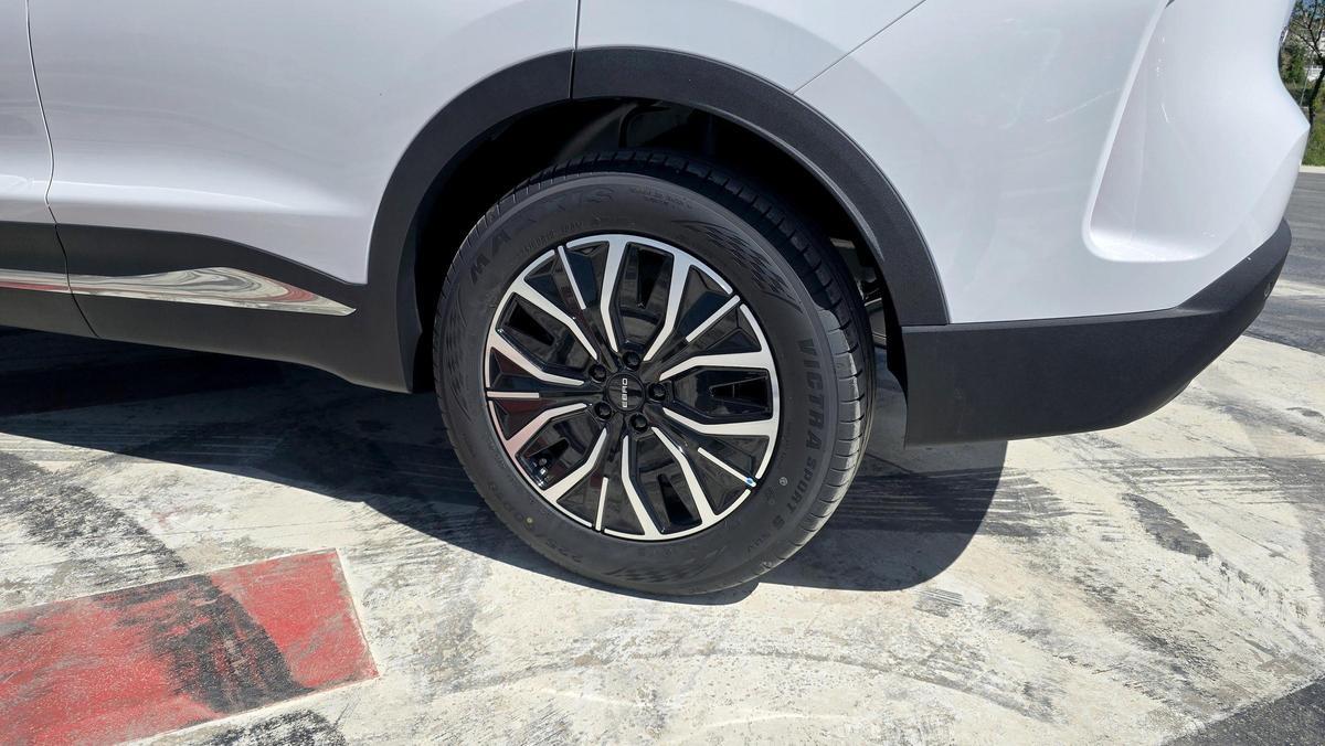 Incorpora llantas de aluminio de dieciocho pulgadas