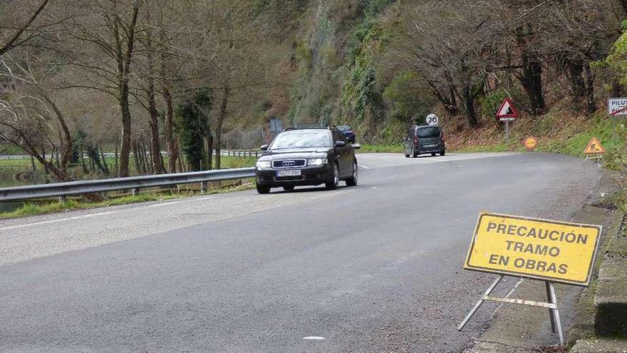 Vehículos circulando por el tramo en obras, señalizado a la derecha de la imagen.