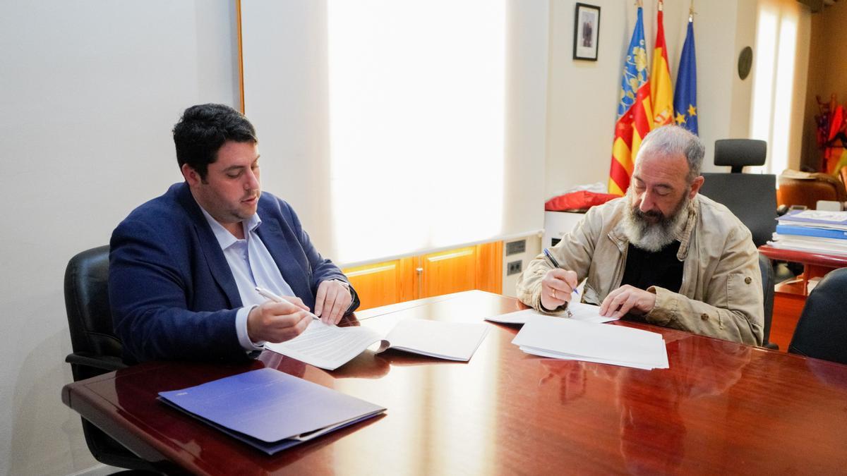 Este jueves se ha firmado también el convenio de colaboración para el desarrollo de la planta de regeneración de energía a través de fuentes renovables entre el Ayuntamiento de Nules y la empresa Enerhi Valencia Desarrollos y Proyectos Solares S.L.