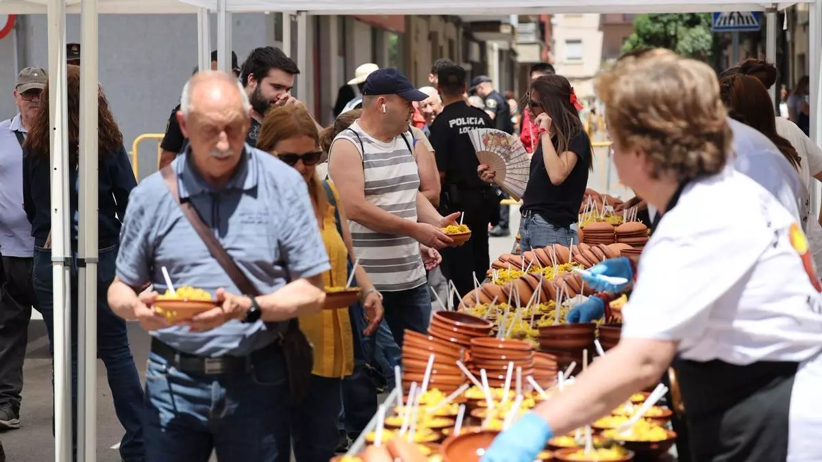 Almassora celebra una multitudinaria jornada festiva con el tradicional reparto de arroz de Les Calderes