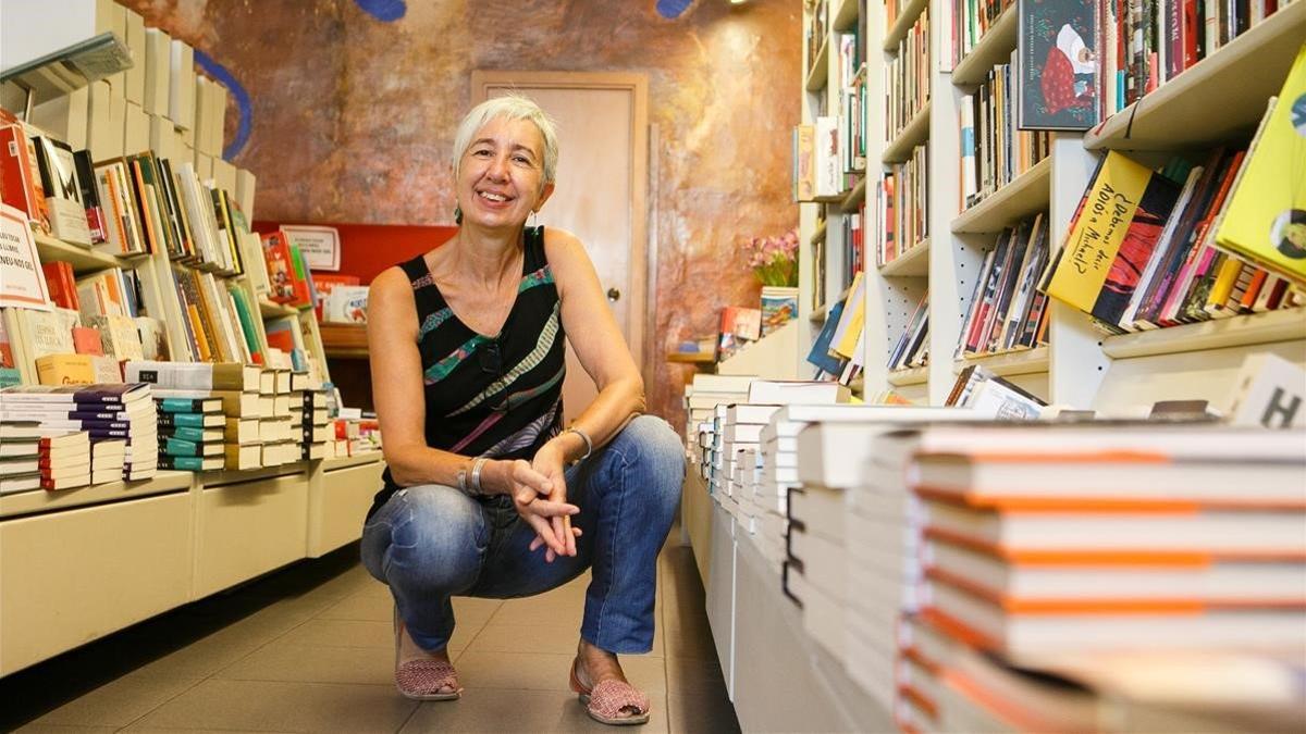 Sílvia Muntané, en la librería Saltamartí de Badalona.