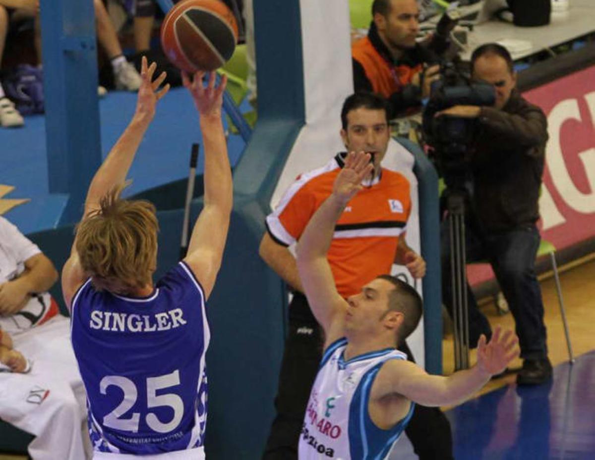 Kyle Singler lanza a canasta con la oposición del base del Lagun Aro Javier Salgado.