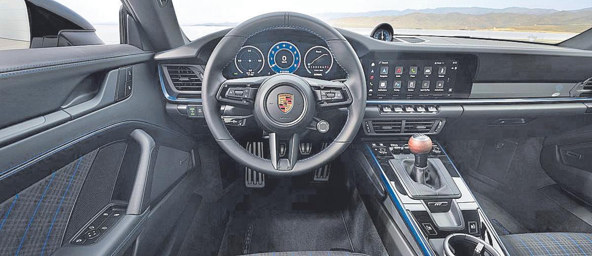 El interior es negro y el pomo de la palanca de cambios es de madera.