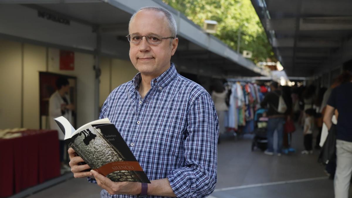 Federico Abad junto a su libro &#039;Allí donde el silencio&#039;