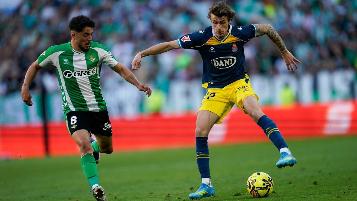 Romero, presionado por Fornals, en el último partido del Espanyol en el campo del Betis.