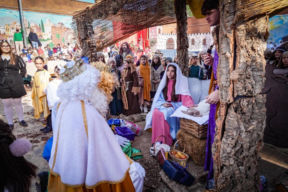 Badajoz se transforma en Belén: Más de 500 alumnos del colegio Santa Teresa recrean el nacimiento de Jesucristo