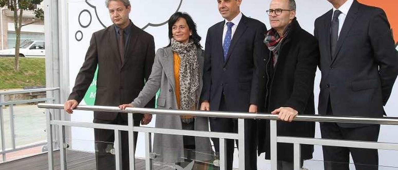 El alcalde con directivos de la Caixa en la inauguración. // Iñaki Osorio