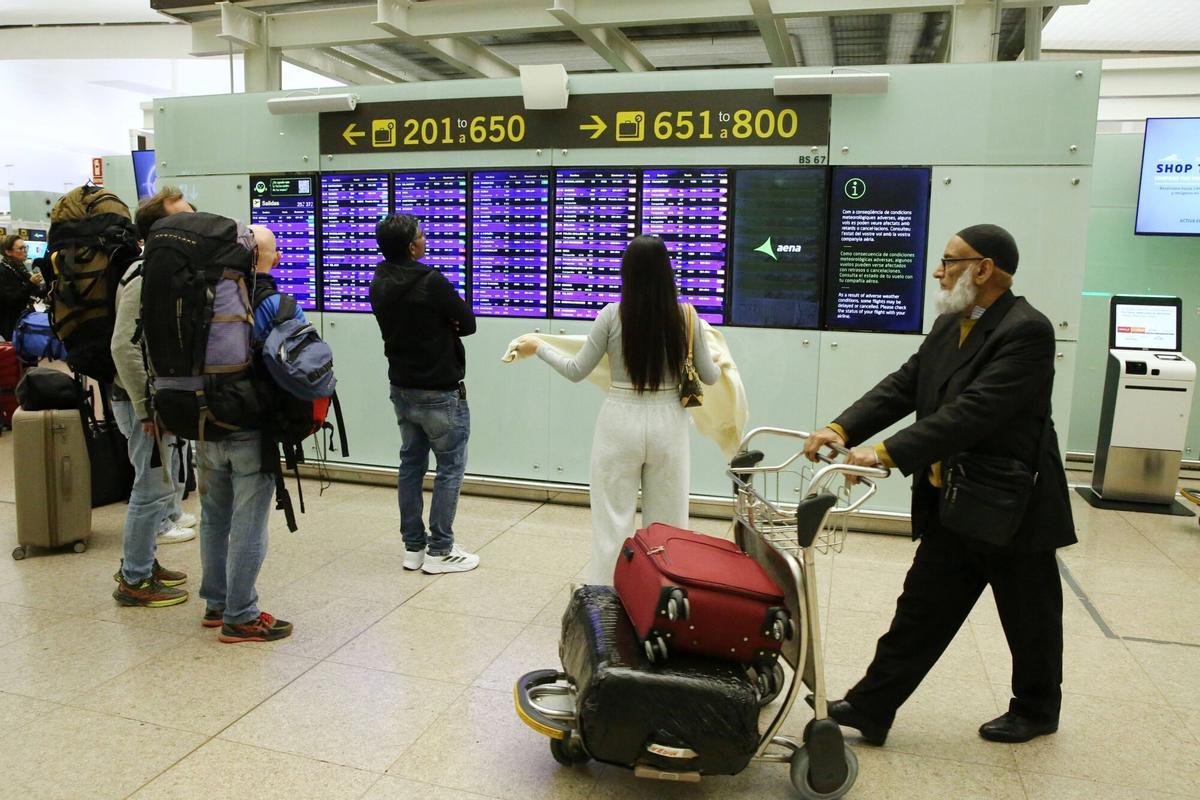 El temporal de fuertes lluvias en Barcelona y resto de Catalunya ha provocado al menos 47 cancelaciones y dos desvíos de vuelos, además de numerosos retrasos en el aeropuerto de Barcelona-El Prat