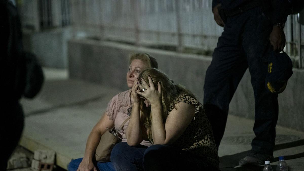 Una residente llora en la calle del barrio de Los Palos Grandes tras un terremoto en Caracas, Venezuela,