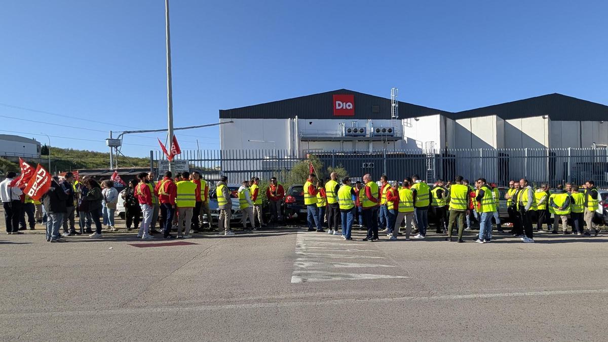 Manifestación de la plantilla de la plataforma logística de DIA en Mérida.