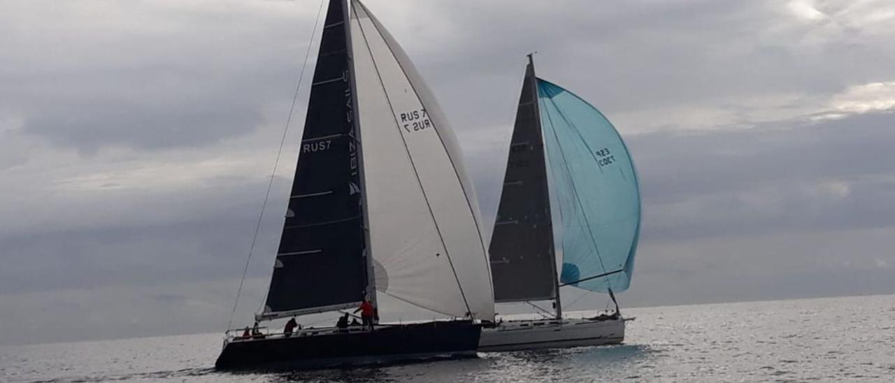 Un instante de una de las regatas con el ‘Alba Alba’ en plena navegación junto a otro barco.