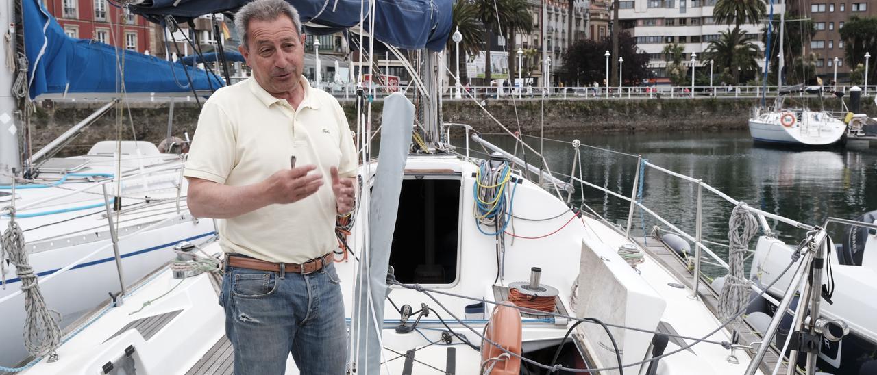 Raúl Menéndez, ayer, en su barco “Andantino” en el puerto deportivo.