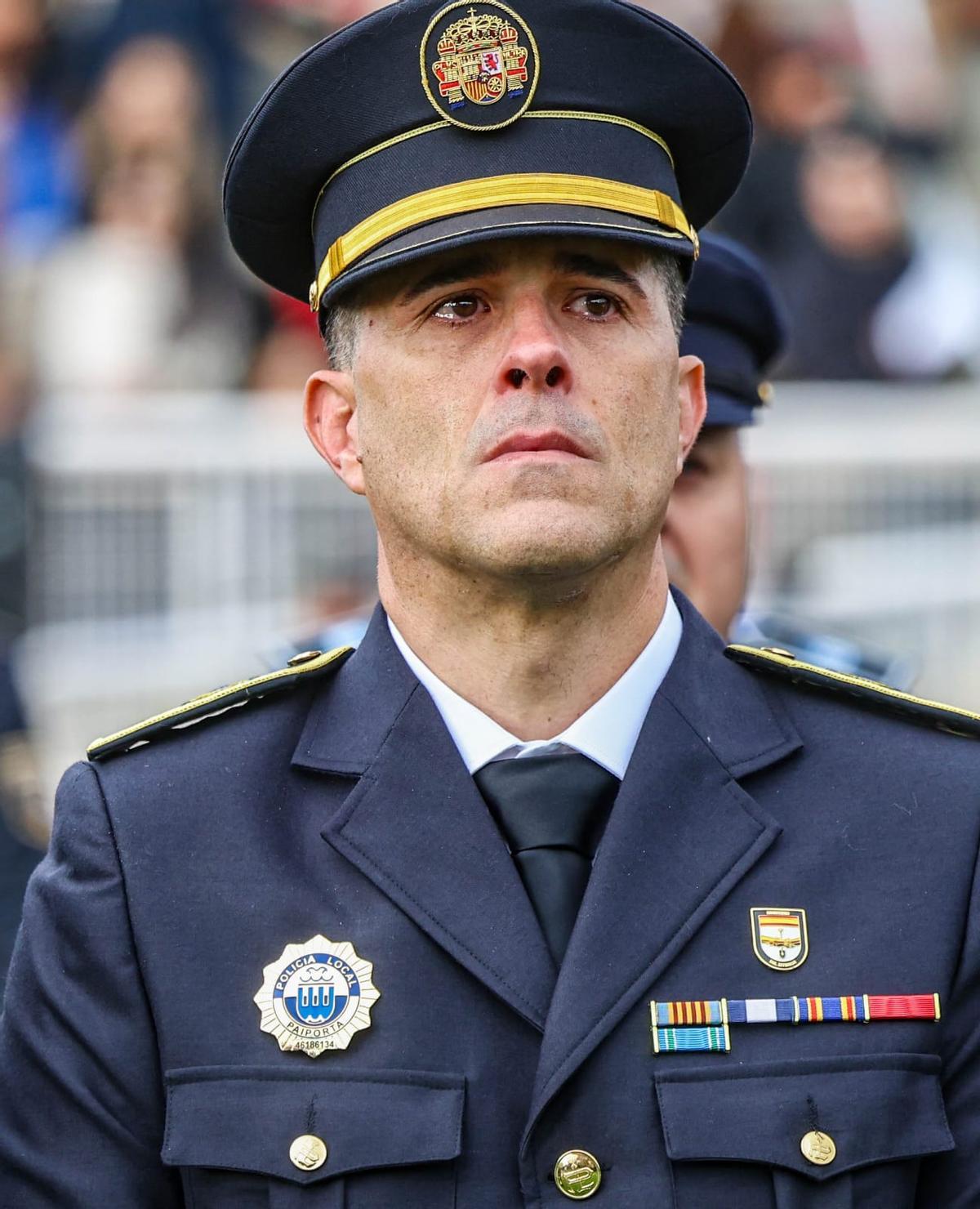 Un policía de Paiporta emocionado durante el homenaje en el Terrer.