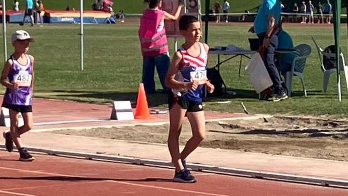 Arnau Augé, al capdavant de la cursa de marxa