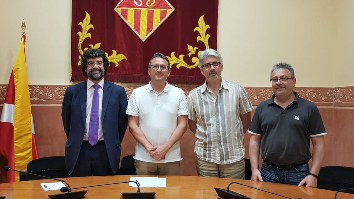 José Enrique Vázquez (Bioquat), Rafael Güeto, Albert Alcoverro y el presidente de Comerç Rubí, Miquel Ortuño, en la sala de plenos del Ayuntamiento de Rubí