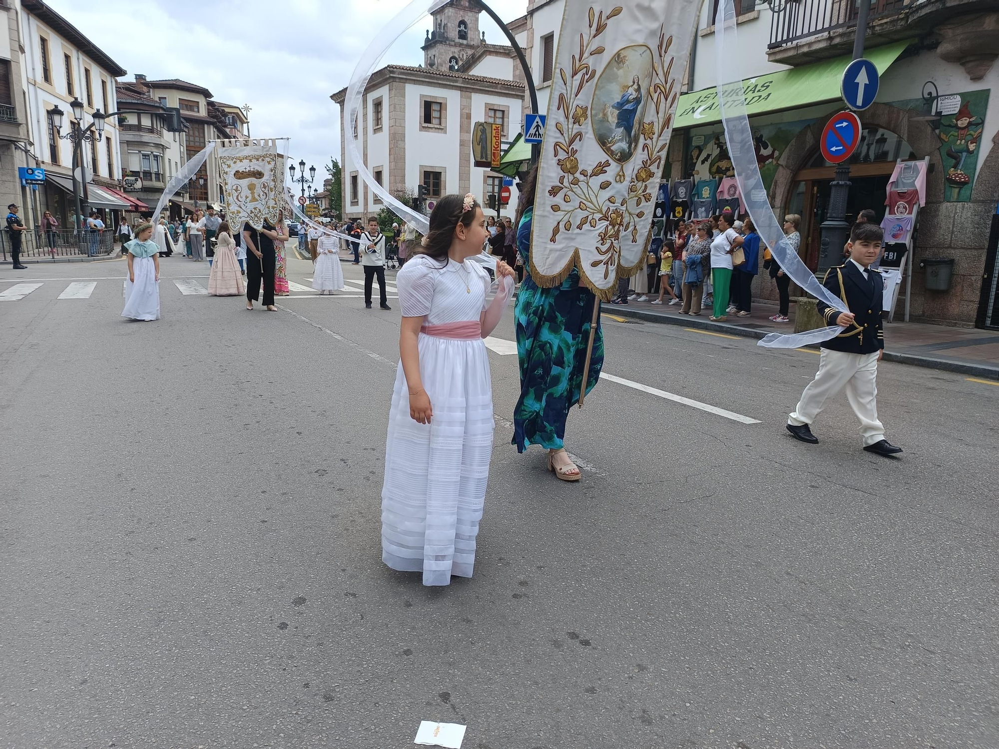 Espectaculares alfombras florales en Cangas de Onís por el Corpus Christi