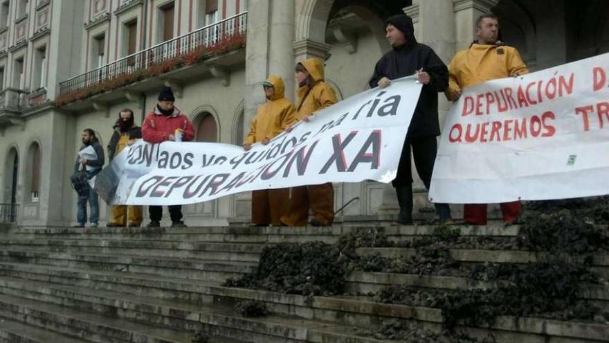 Mariscadores durante una protesta para exigir a la Xunta la regeneración de la ría.