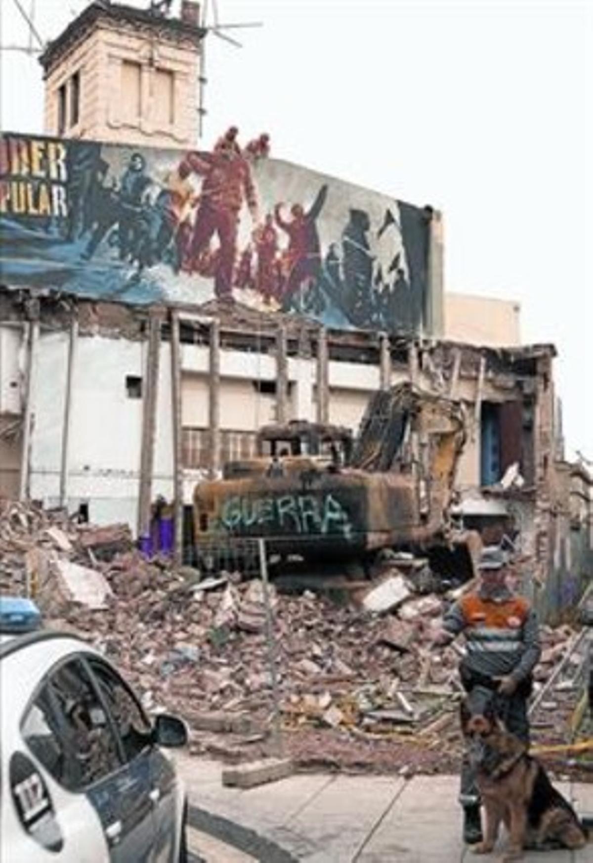 Símbol 8 Vigilants de TMB custodien l’excavadora incendiada, ahir.