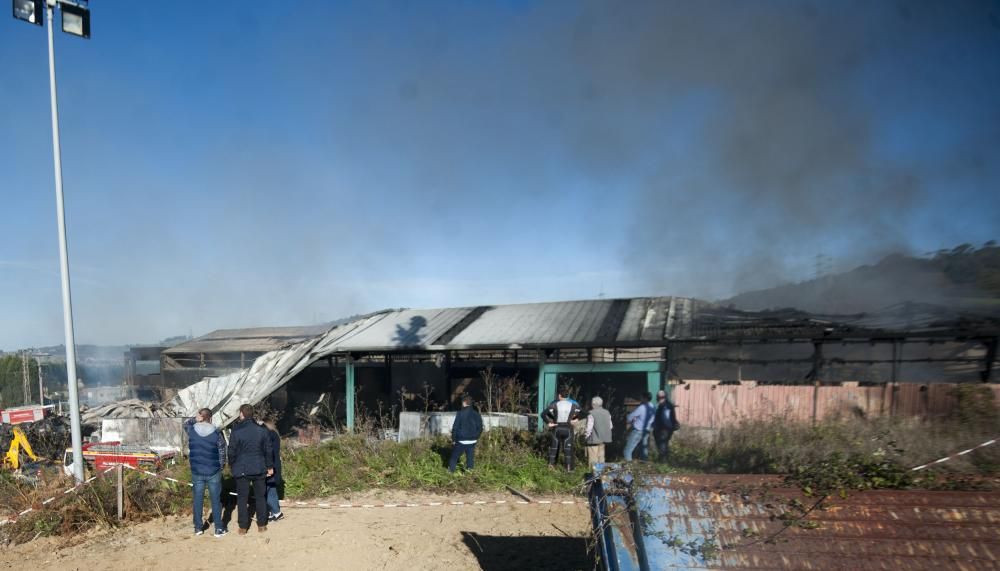 El incendio en una nave de reciclaje obliga a los bomberos de la comarca a intervenir durante toda la madrugada