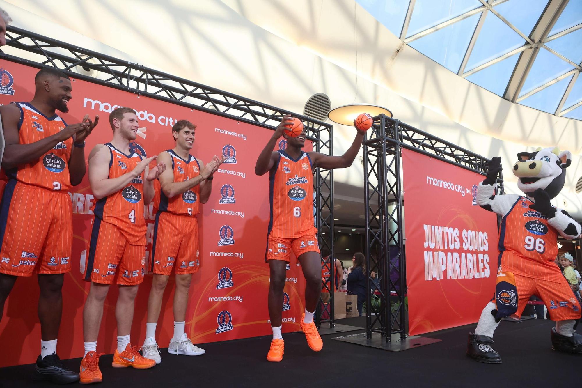 Presentación del equipo del Leyma Coruña en Marineda City