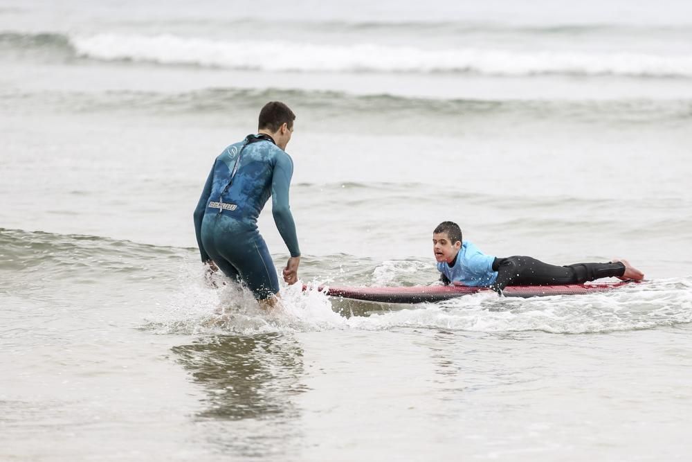 Surf solidario en la playa de San Lorenzo, Gijón