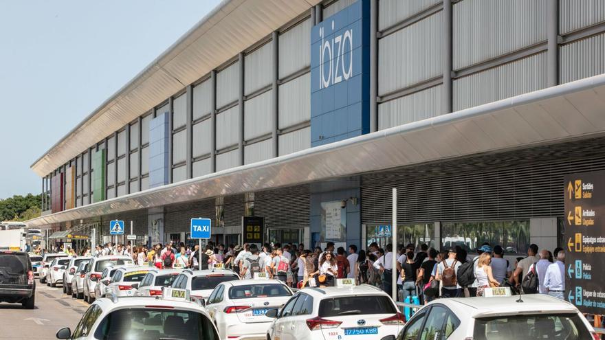 Cola de turistas esperando en la parada de taxis del aeropuerto de Eivissa, en una imagen de archivo. | VICENT MARÍ