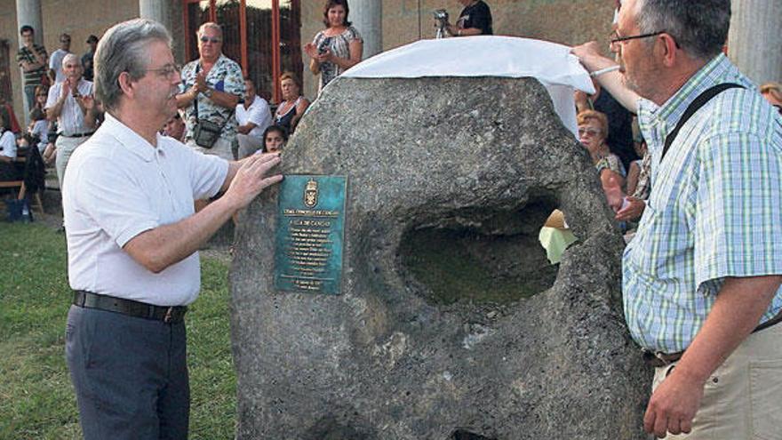 Harguindey (izda.), ante el monolito de &quot;A Lúa de Cangas&quot; que se descubrió en Rodeira en 2007.