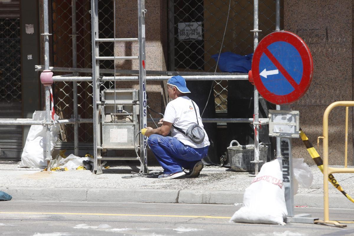 Un albañil en una obra al sol, en Zaragoza.