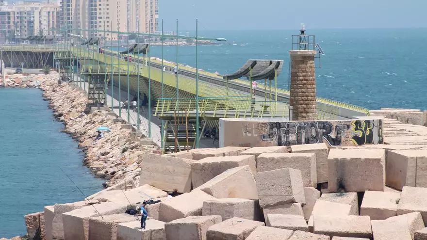 Un pesquero denuncia con este vídeo el apagón del faro de estribor del puerto de Torrevieja, ubicado en el dique de Levante