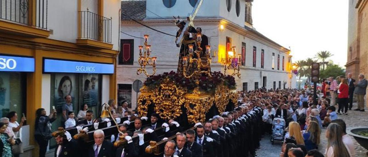 Numerosas personas han acompañado a Jesús Nazareno durante la procesión extraordinaria para conmemorar la entrega de la llave de la ciudad.