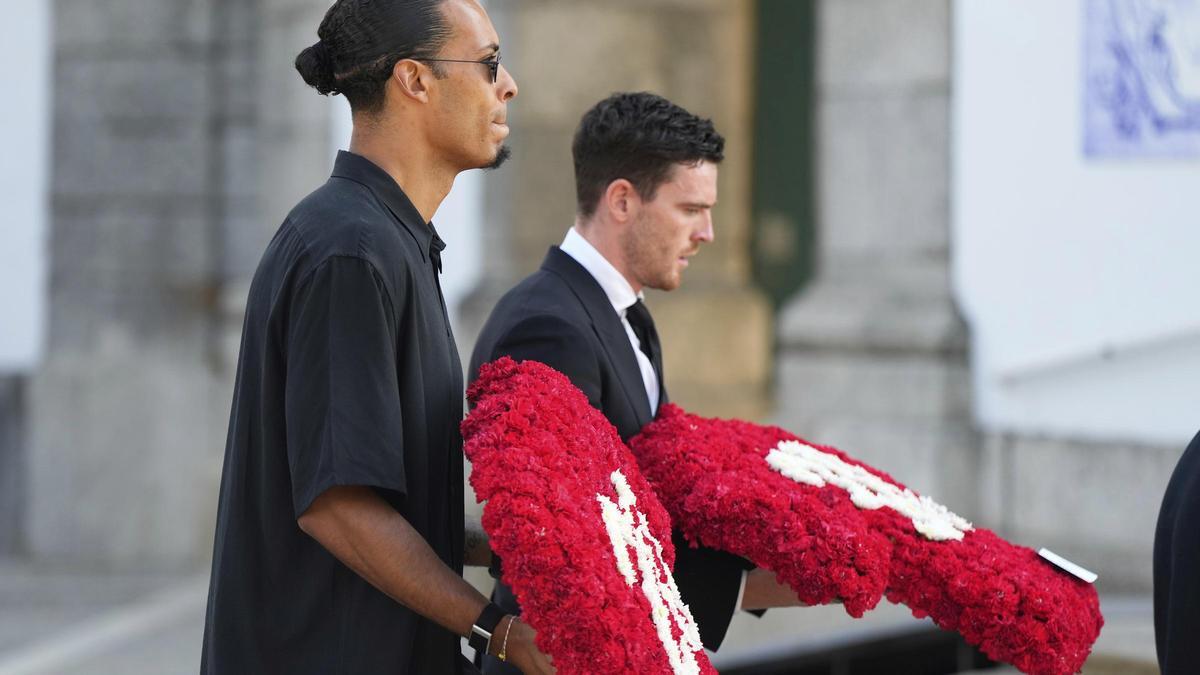Los jugadores del Liverpool, presentes en el funeral de Diogo Jota